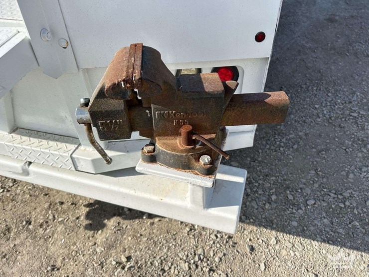 2014-chevrolet-silverado-3500-image-27