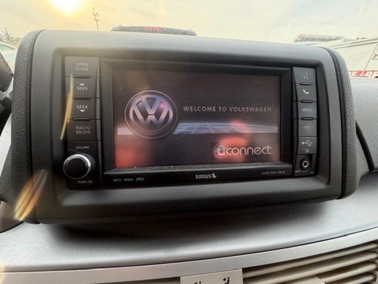 #31679-•-2012-vw-routan-image-53