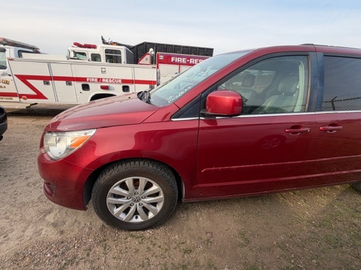 #31679-•-2012-vw-routan-image-9