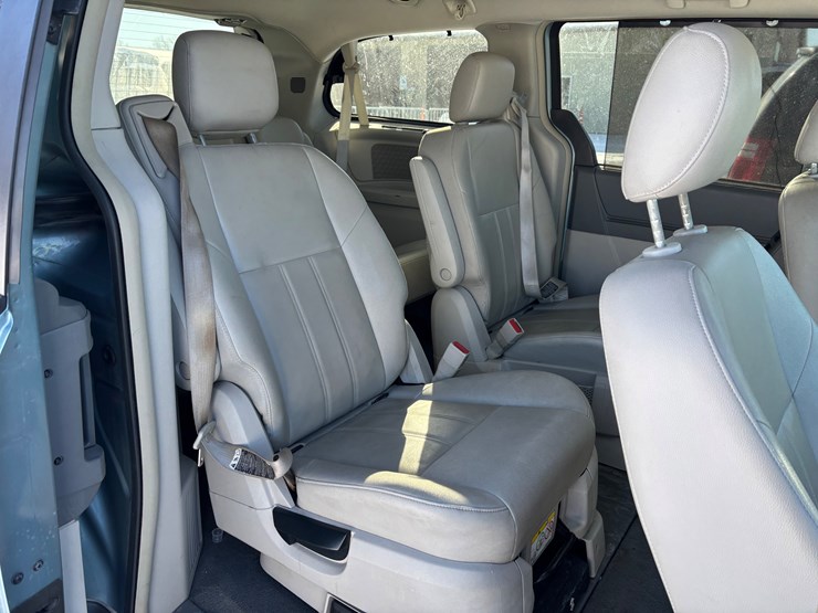 2008-chrysler-town-&-country-image-15