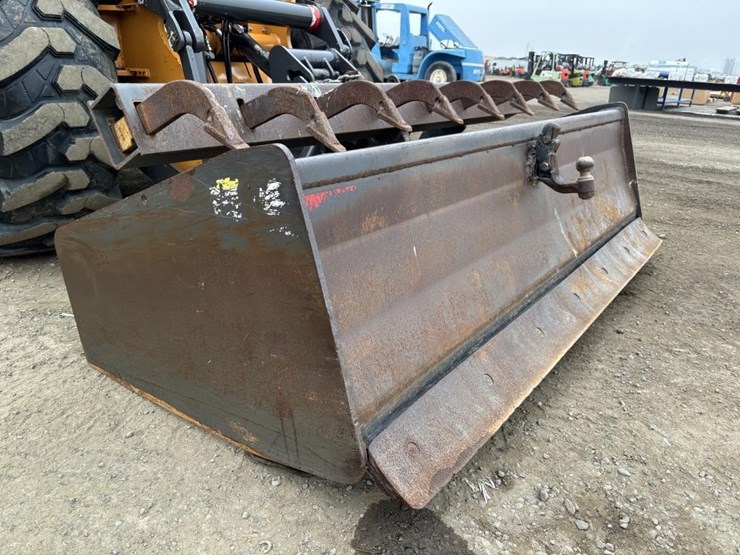 2011-case-570m-xt-image-17