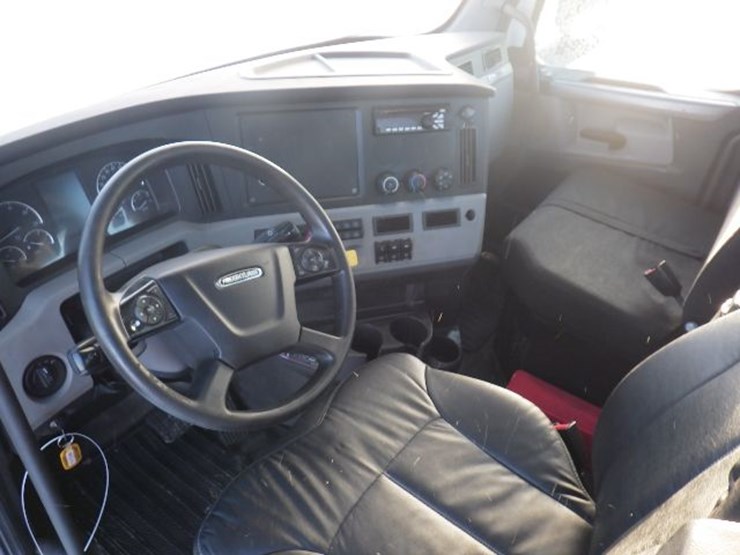 2018-freightliner-cascadia-126-image-14