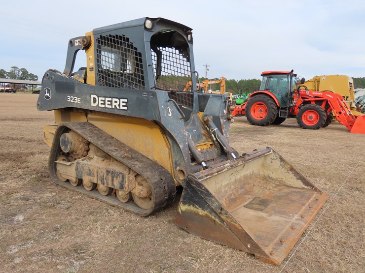 2018-deere-323e-image-2