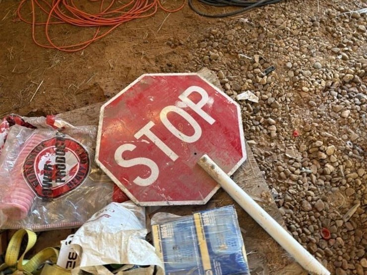 stop/slow-sign.-air-hoses,-headlights-etc-image-2