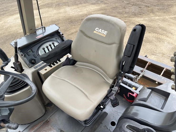 2011-case-570m-xt-image-30