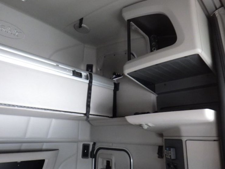 2019-peterbilt-579-image-7