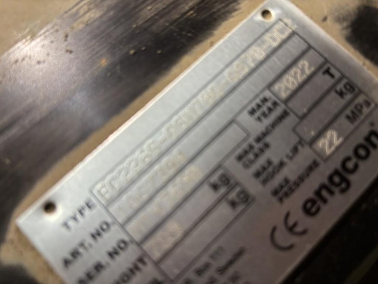 deere-245g-lc-image-18