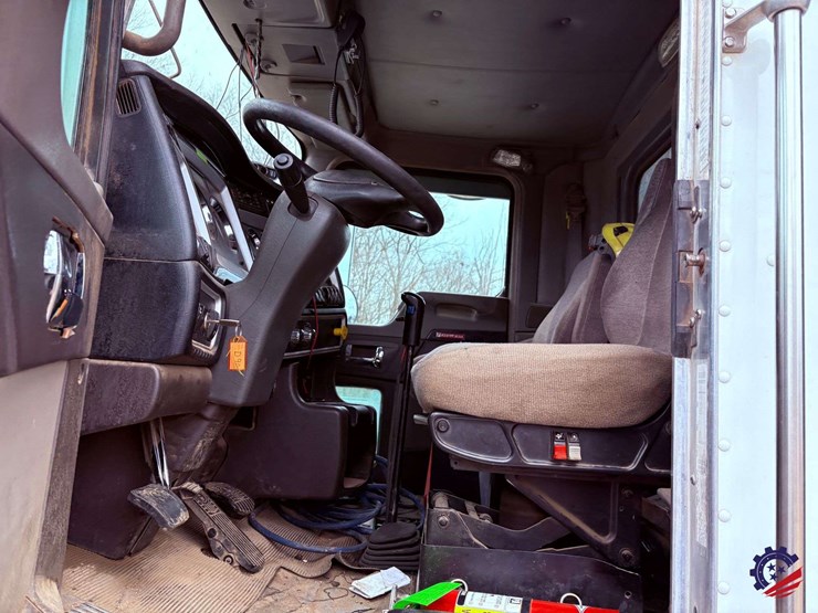 2016-kenworth-t800-image-63