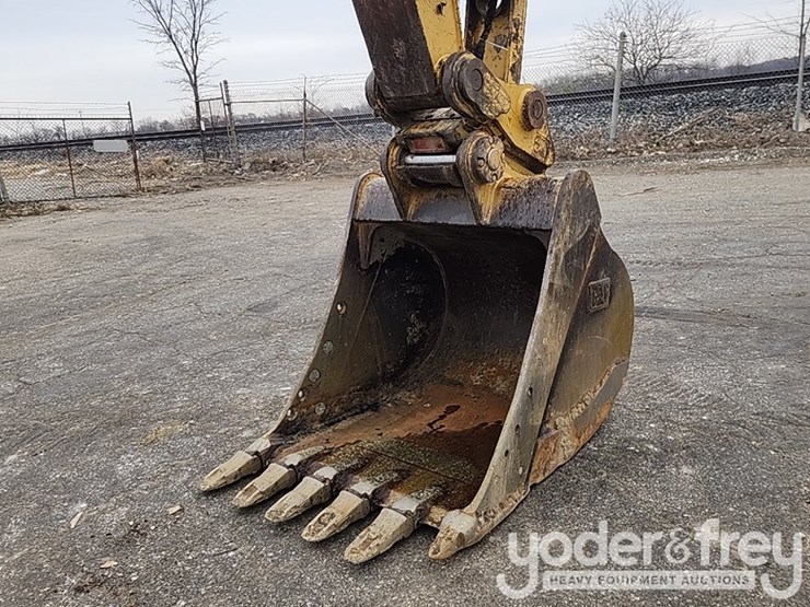 2016-caterpillar-320fl-image-25