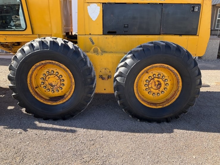 1981-deere-670a-image-8