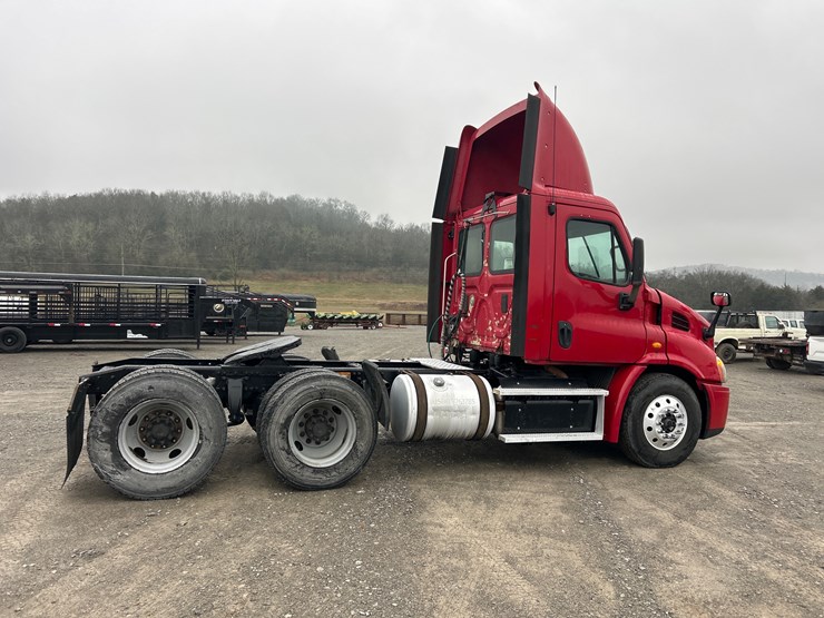 2013-freightliner-cascadia-113-image-5