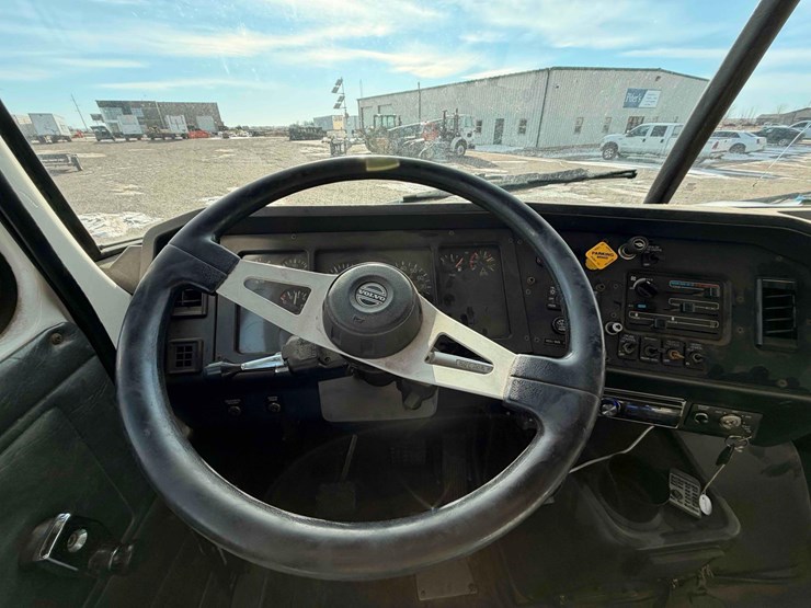1994-volvo-truck-tractor-image-21