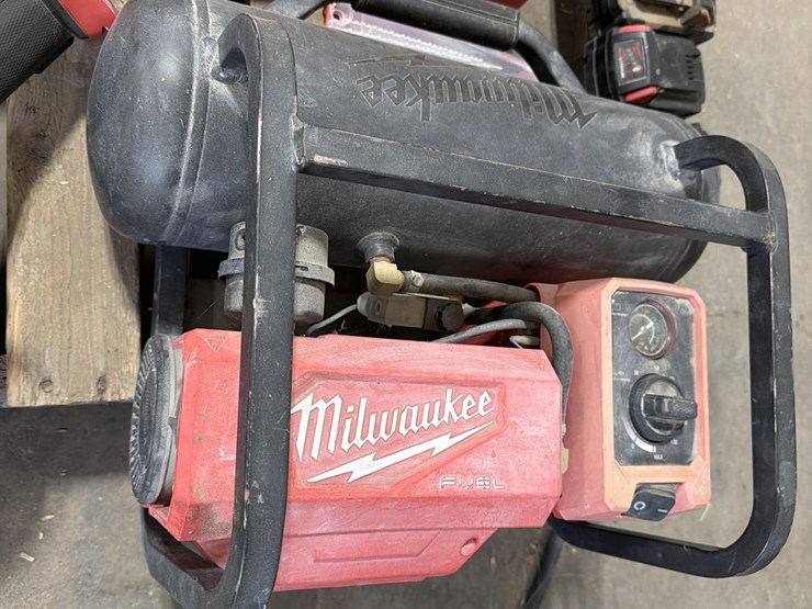 milwaukee-power-tools-&-batteries-image-12