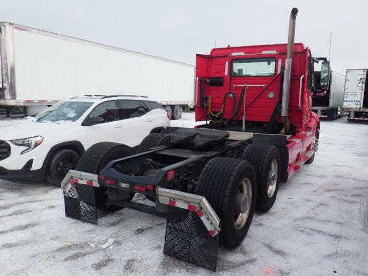 2023-volvo-vnl-300-image-8