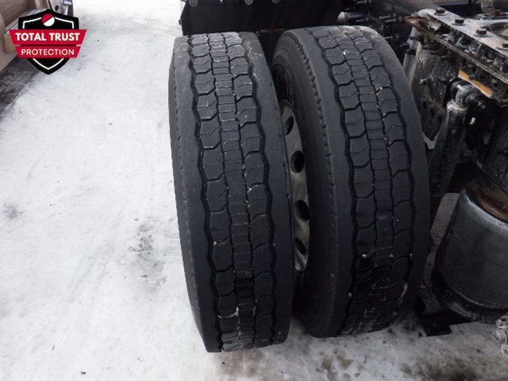 2022-volvo-vnl-300-image-17