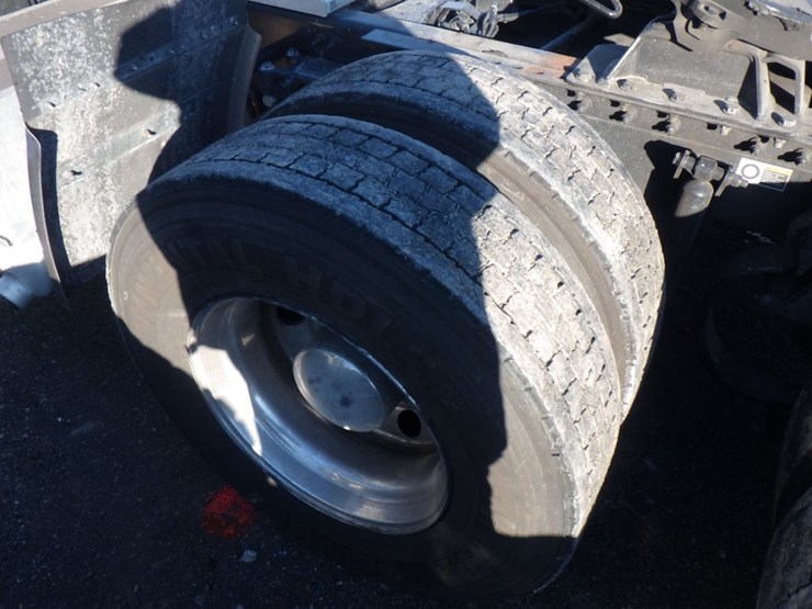 2018-peterbilt-579-image-12