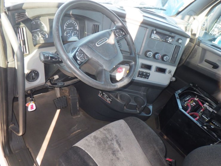 2018-freightliner-cascadia-126-image-14