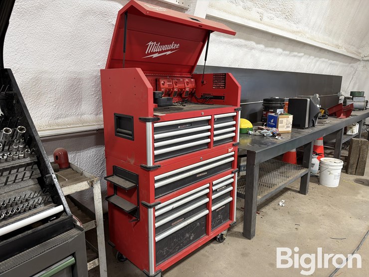 milwaukee-41"-high-capacity-steel-toolbox-image-3