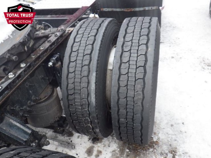 2022-volvo-vnl-300-image-5