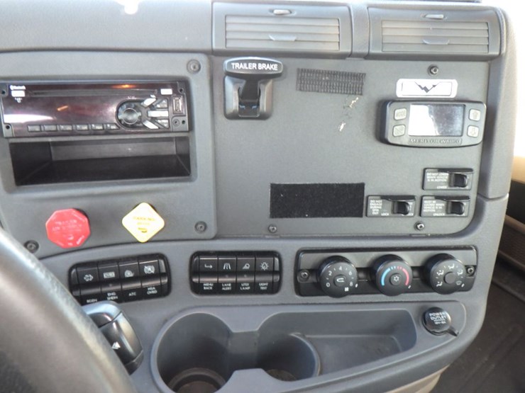 2018-freightliner-cascadia-113-image-15