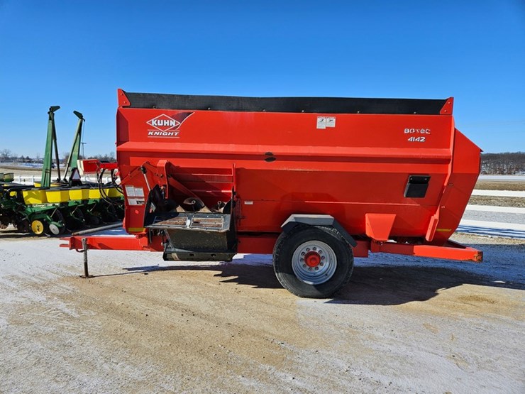 #311-•-2012-knight-4142-mixer-feed-wagon-image-2