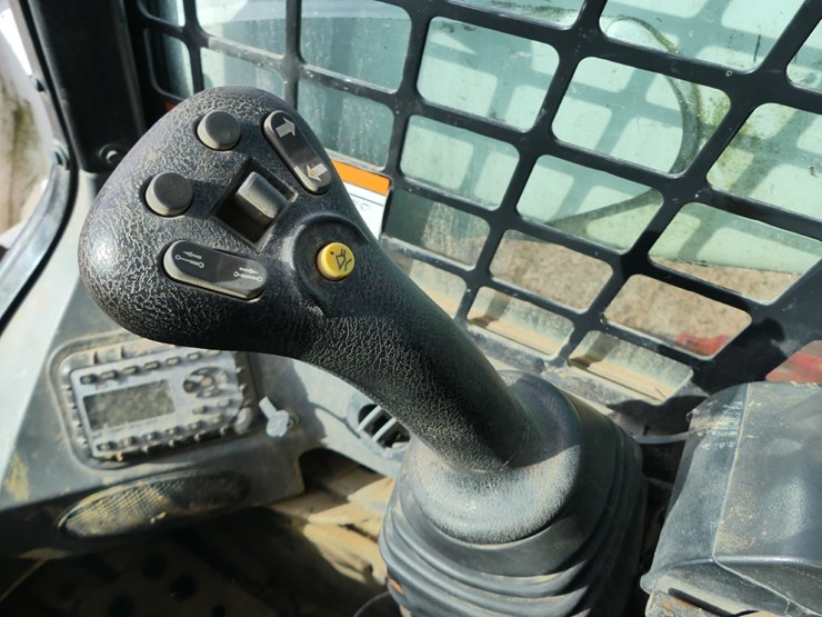 2022-bobcat-t740-image-13