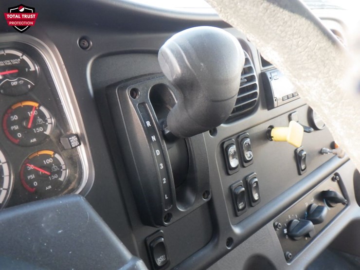 2019-freightliner-m2-106-image-10