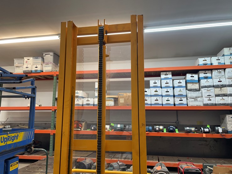 #4009-•-multiton-battery-operated-fork-lift-image-4