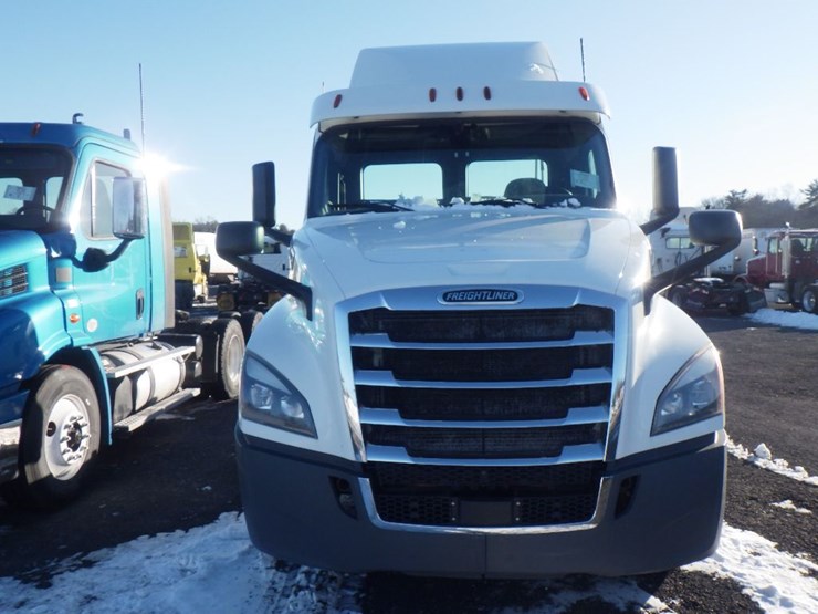 2018-freightliner-cascadia-126-image-2