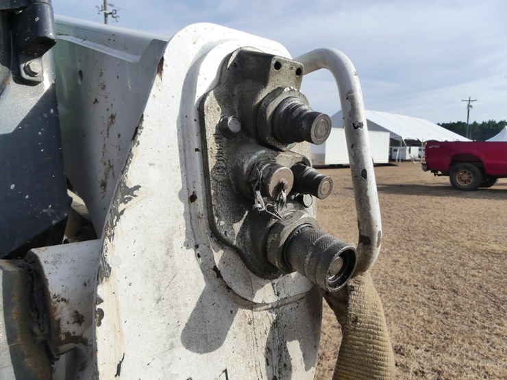 2022-bobcat-t740-image-11