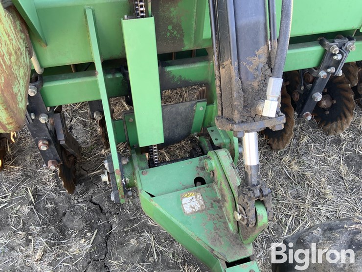 great-2n-3010-30'-2-section-folding-pull-type-no-till-drill-image-16