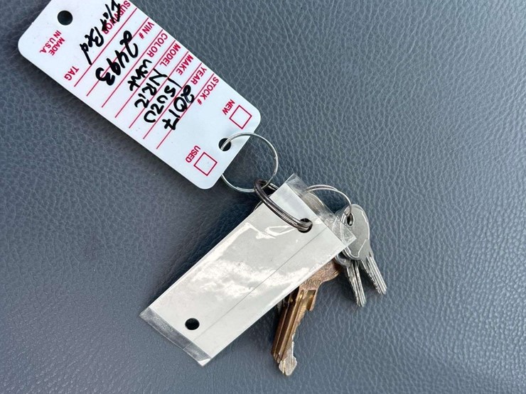 2017-isuzu-nrr-image-28