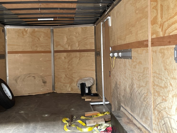 #4004-•-2016-enclosed-24'-rc-trailer-(has-wi-title)-image-30