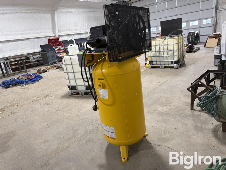 dewalt-dxcmv5048055-80-gallon-air-compressor-image-4