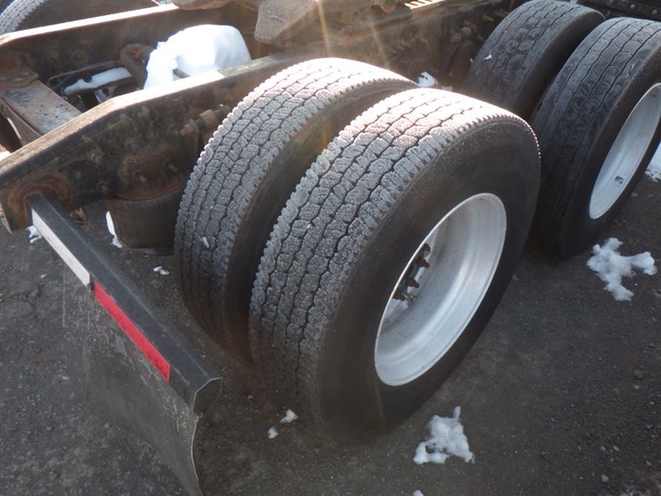 2015-freightliner-cascadia-125-image-9