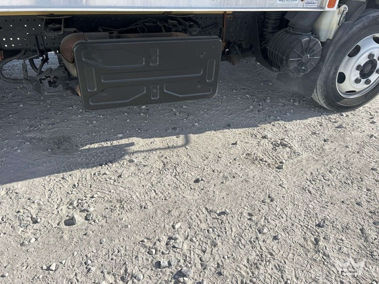 2017-isuzu-nrr-image-22