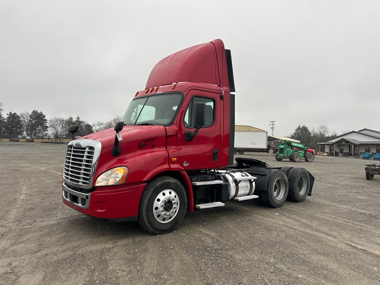 2013-freightliner-cascadia-113-image-1