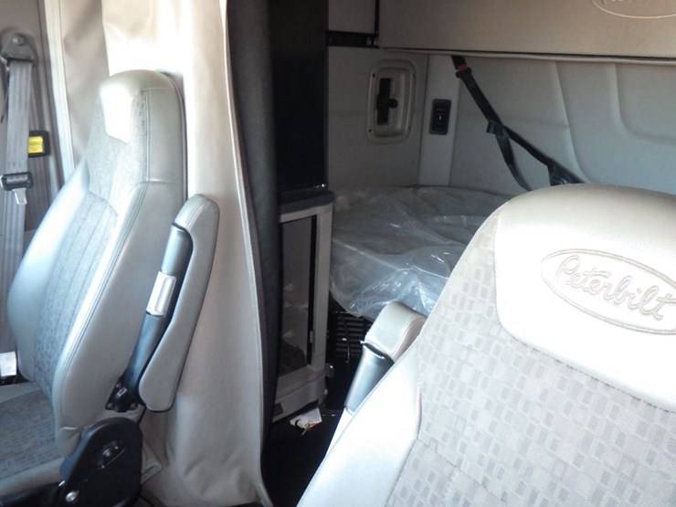 2018-peterbilt-579-image-17