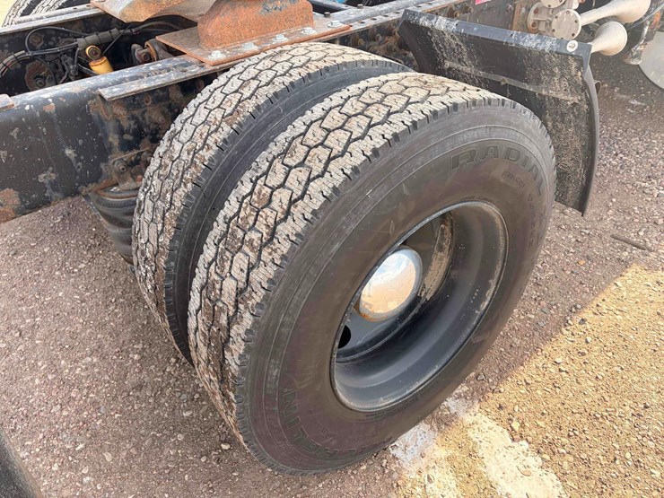 1994-volvo-truck-tractor-image-34