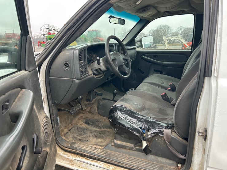 2003-gmc-2500-image-10