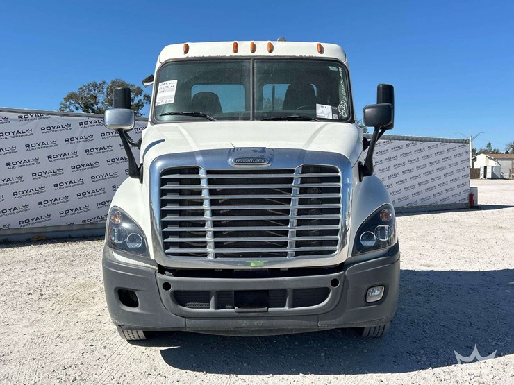 2016-freightliner-cascadia-125-image-38