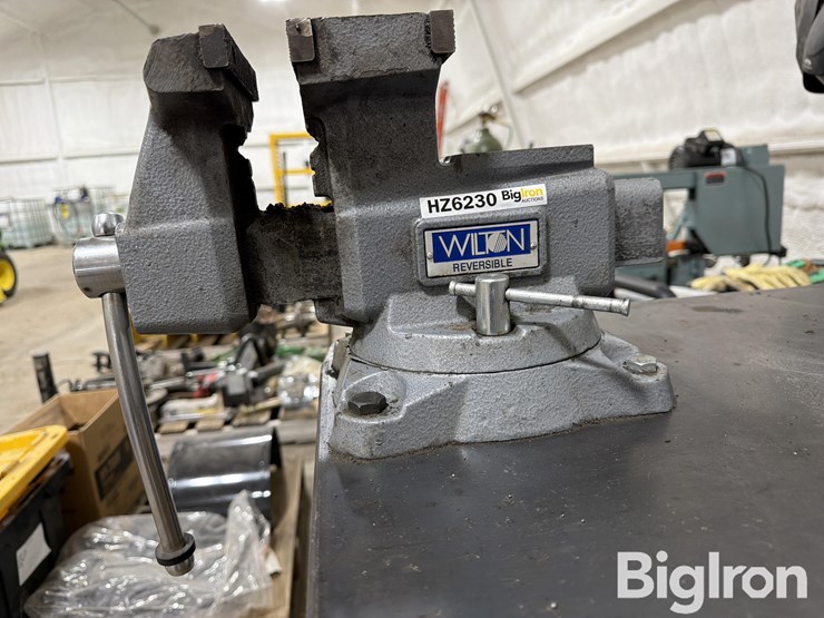 8'-welding-table-w/reversible-vice-image-7