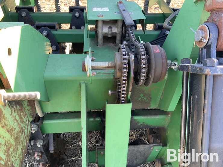 great-2n-3010-30'-2-section-folding-pull-type-no-till-drill-image-15