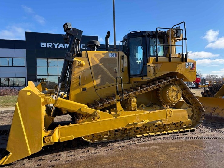 2020-caterpillar-d8t-image-1
