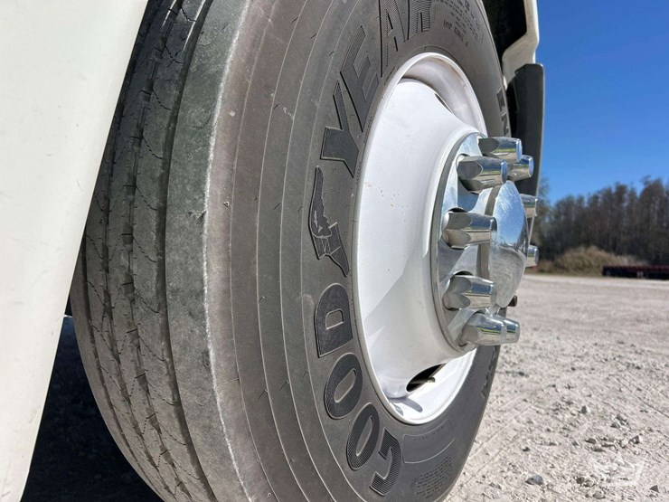 2016-freightliner-cascadia-125-image-32