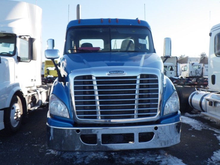 2018-freightliner-cascadia-113-image-2