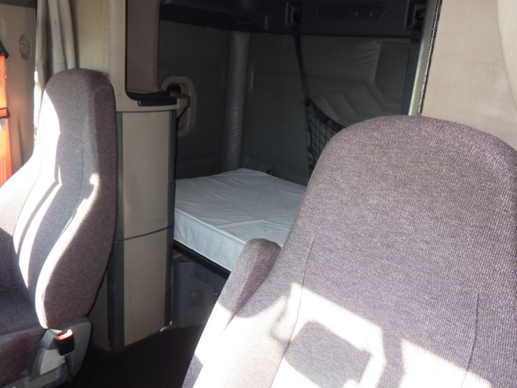 2017-freightliner-cascadia-125-image-22