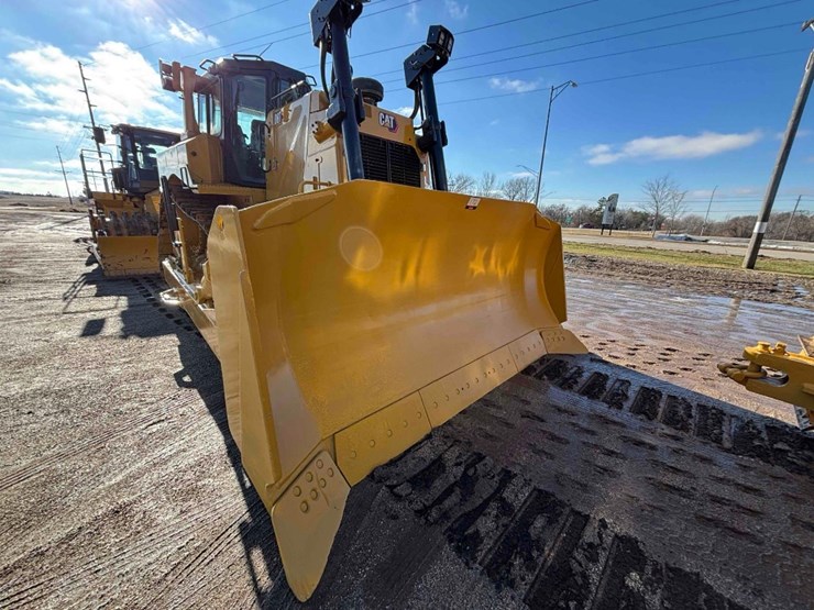 2020-caterpillar-d8t-image-8
