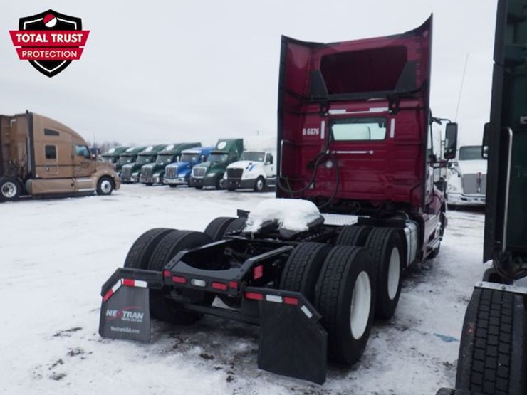 2022-volvo-vnl-300-image-7