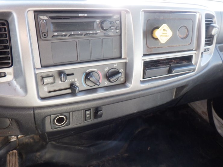 2017-hino-268a-image-11